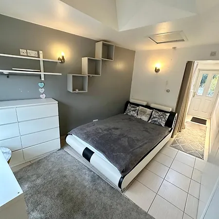 Ensuite Double Room With Own Entrance London - Ig8 - Free On Street Parking